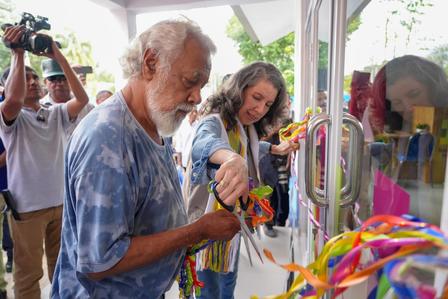 Timor-Leste Prime Minister, Kayrala Xanana Gusmão, and UNDP Resident Representative Katyna Argueta cutting the ribbon during the inauguration