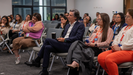 Este conversatorio generó un espacio de reflexión colectiva, permitiendo al personal conectar la experiencia artística con los desafíos que persisten en el país