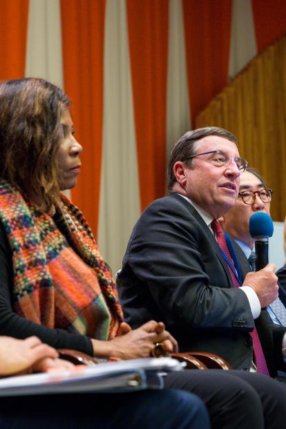 Ihmiset keskustelevat paneelissa