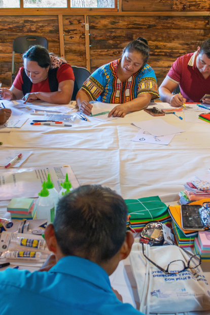 Un grupo de personas sentadas en una mesa