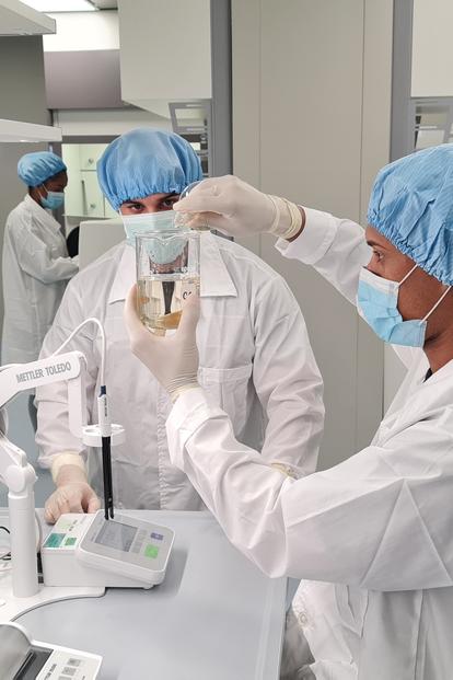 especialistas de la insdustria biotecnológica y farmacéutica cubana en un laboratorio