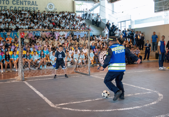 Evento de inauguración de torneo intercolegial en el marco de la campaña "Sin Armas, Más Paz"
