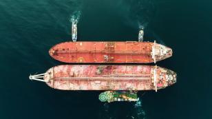 Overførsel af olie fra Safer til erstatningsfartøjet