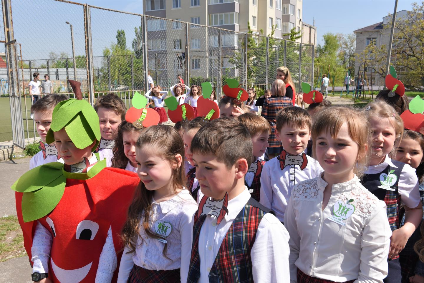 Children from “Mihai Viteazul” high school are proud of a first orchard ...
