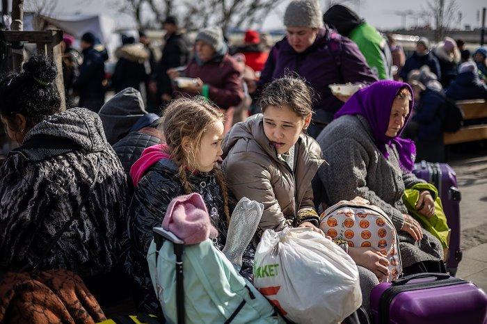 UNDP is working with organizations in Ukraine and neighbouring countries to ensure the safe movement of women and girls. Photos: Shutterstock