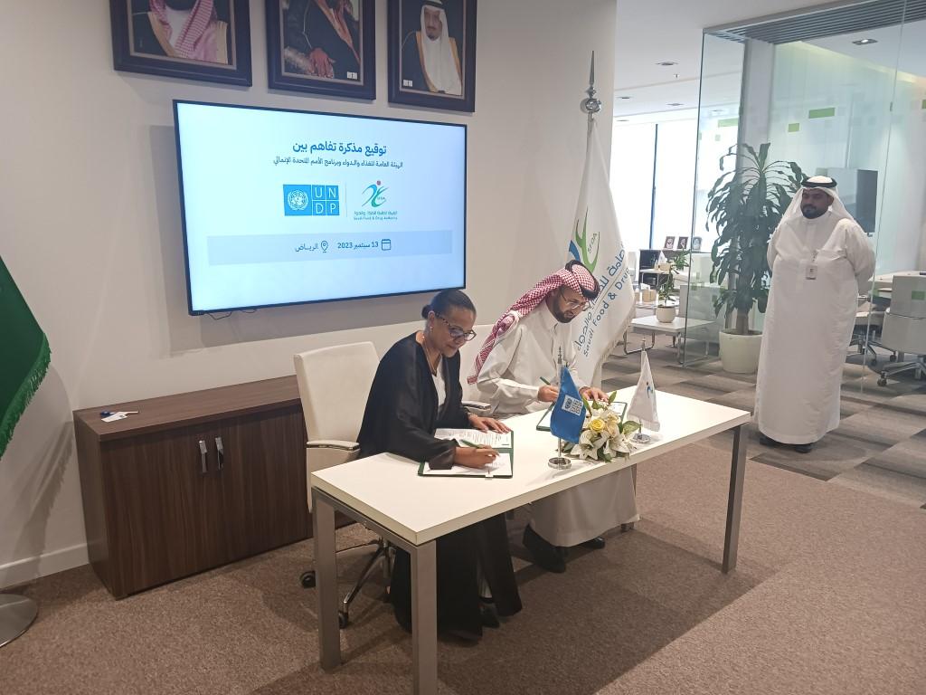 Wednesday, August 13, 2023: At the offices of the SFDA CEO. H.E Dr. Hisham Aljadhey and UNDP Resident Representative Ms. Nahid Hussein signed the new project to scale up the partnership to implement the SFDA Fourth Strategic Plan. Photo credit UNDP KSA Country Office, 2023